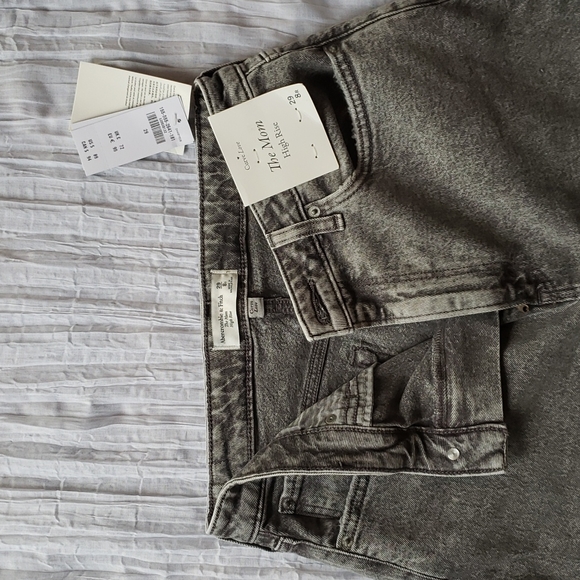 NWT Abercrombie Curve Love Gray High Rise Mom Jeans - Picture 2 of 3